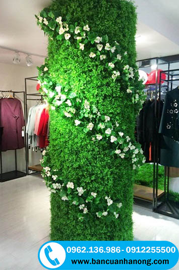 Shop thời trang biến cột tường nhà trở thành cột tường hoa giả