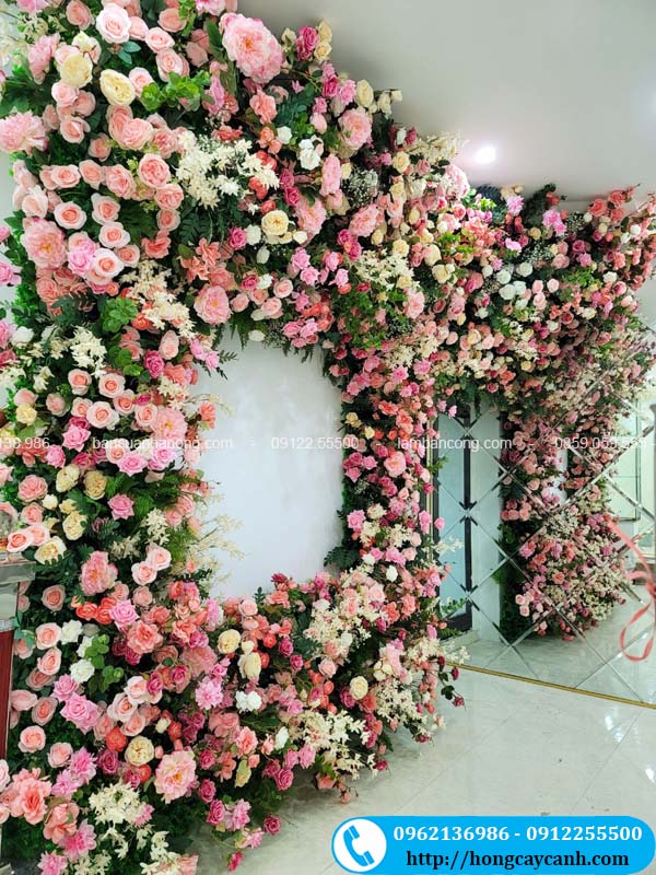 Trang trí không gian văn phòng bằng bức tường hoa hồng lụa