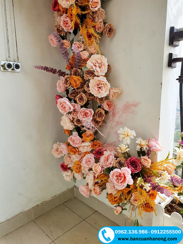 Cách để cắm được một tường hoa giả đẹp phải cần sự khéo léo và kinh nghiệm của người thợ